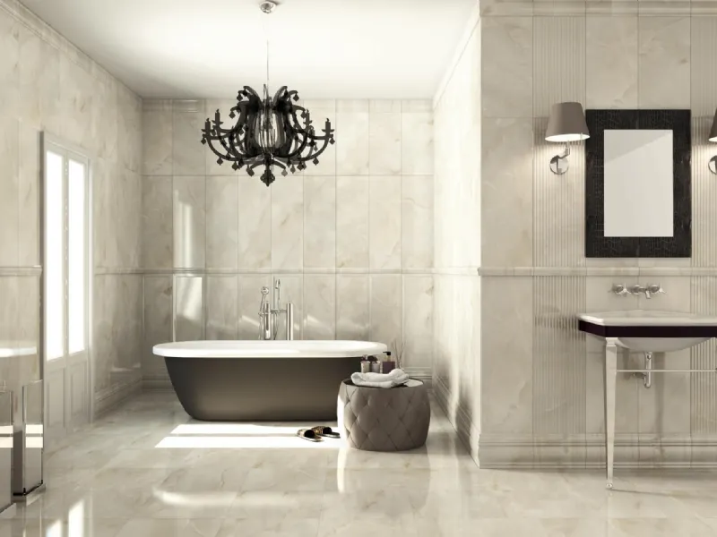 Bagno moderno rivestito con piastrelle effetto marmo