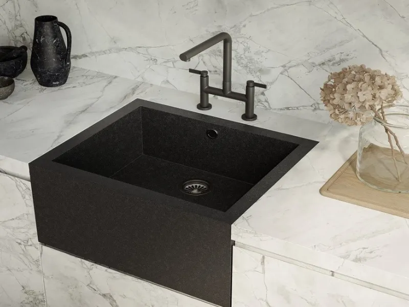 Mix chiaro-scuro per piano di lavoro e lavello della collezione The Top Marble Look di Marazzi