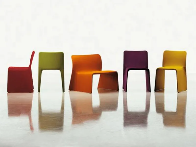 cinque sedute geometriche nelle tinte rosso, verde mela, arancio, melanzana e giallo