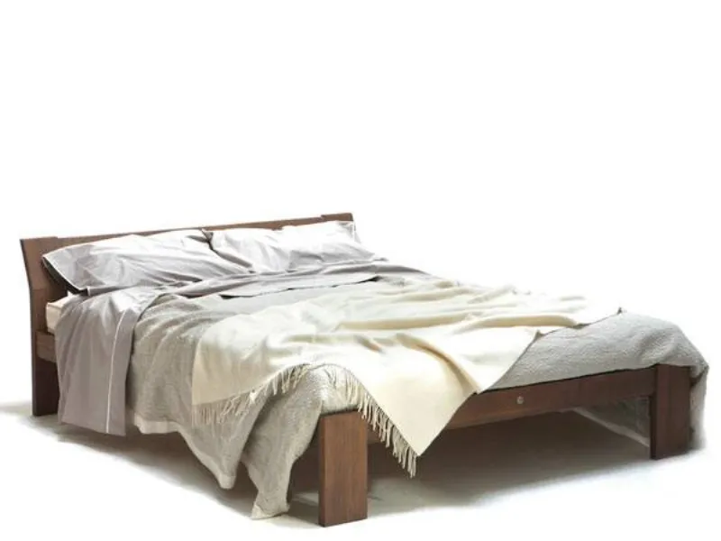 letto matrimoniale con struttura in legno e biancheria in raso nelle tinte argento con coperta tinta panna