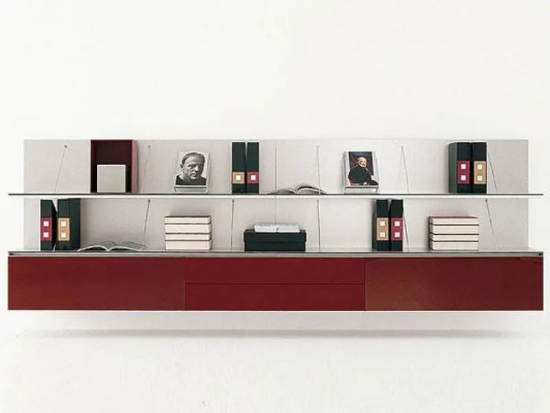 sistema di mensole e cassettiera color bourdeaux con muro portante e cavi, libri