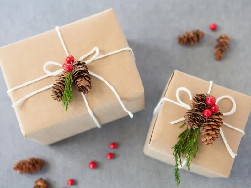 Le scatole regalo con fiocco naturale