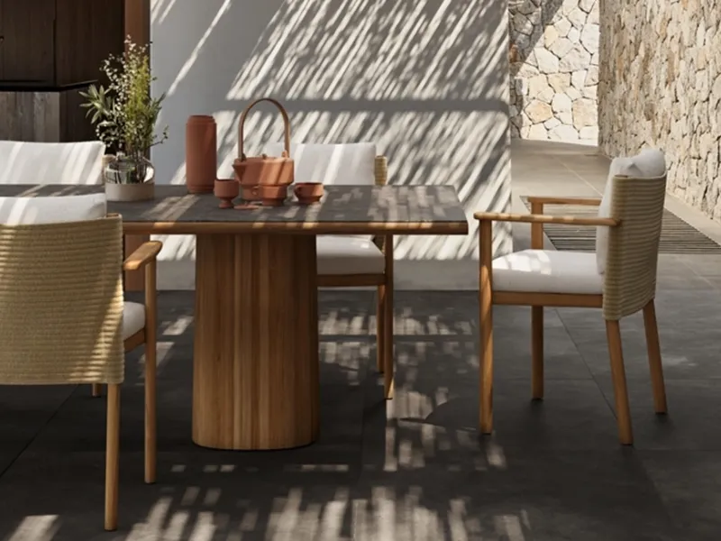 Poltroncina Giro di Kettal, con schienale in corda
