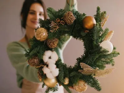 Una ghirlanda fai da te con materiali riciclati per la porta di Natale