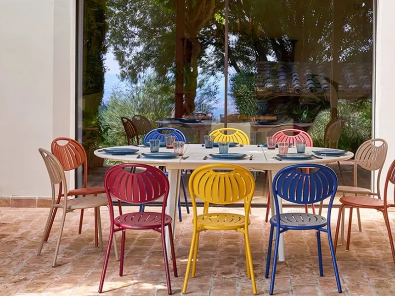 Plus4 di Emu è un tavolo da giardino rotondo allungabile in acciaio