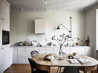 Arredamento in stile minimal scandinavo per questa cucina bianca (immagine via Entrance Makleri)