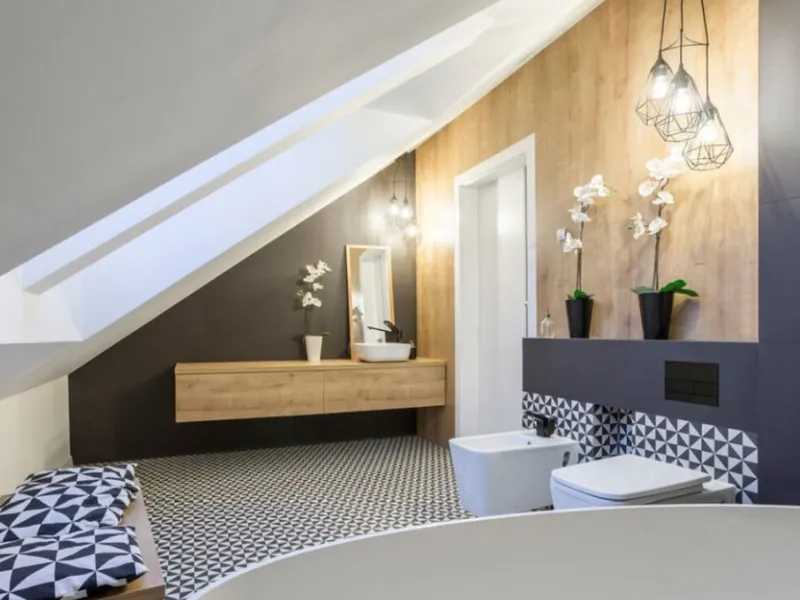 Bagno in mansarda con mobile sospeso