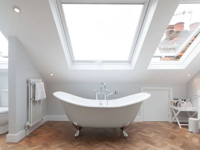 Vasca freestanding nel bagno mansardato