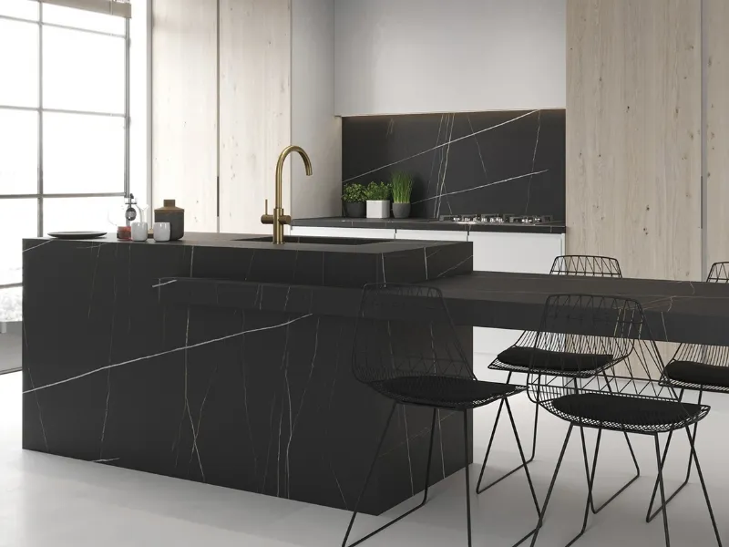 Inalco presenta il top in gres effetto marmo Alazai con venature bianche e arancioni su sfondo nero (dimensioni lastre 150x320 cm, spessori 12, 6 e 4 mm)