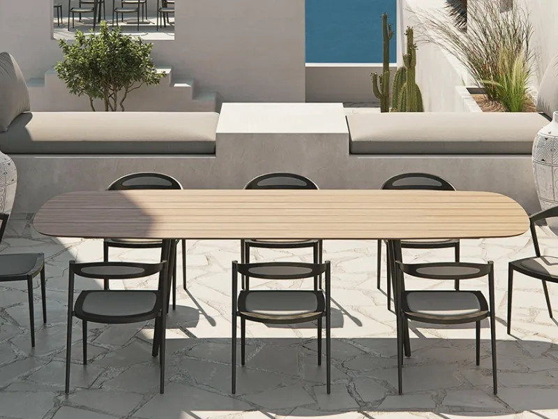 La collezione Styletto di Royal Botania, con sedute in alluminio e tavolo in teak.