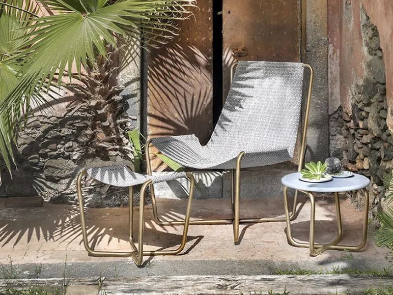 Sling Chair di Ethimo con struttura in tubolare di acciaio inox e coffee table abbinato.