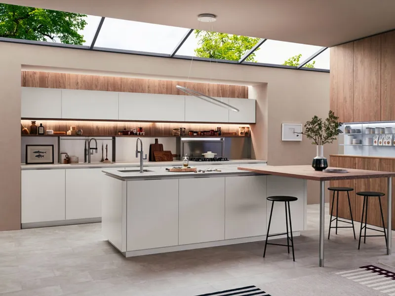 È di Veneta Cucine il modello Lounge che implementa la capacità contenitiva di basi e pensili