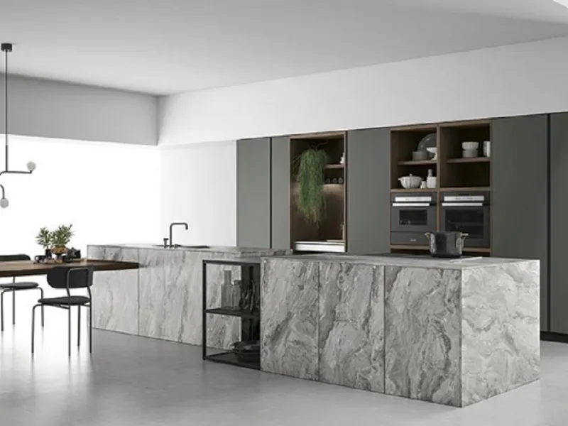 Effetto pietra Palladio per le ante dell’isola della cucina Aspen di Doimo Cucine