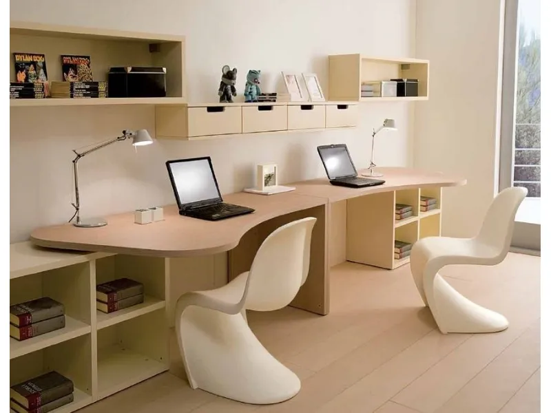 Scrivanie con lo spazio dedicato al computer