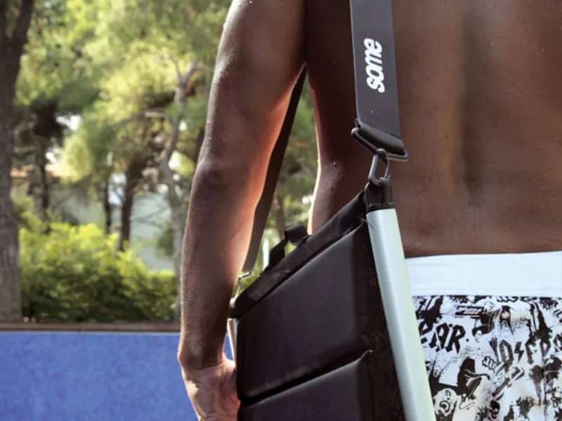 borsa tracolla some nera e bianca, uomo in costume con grafiche nero su sfondo bianco