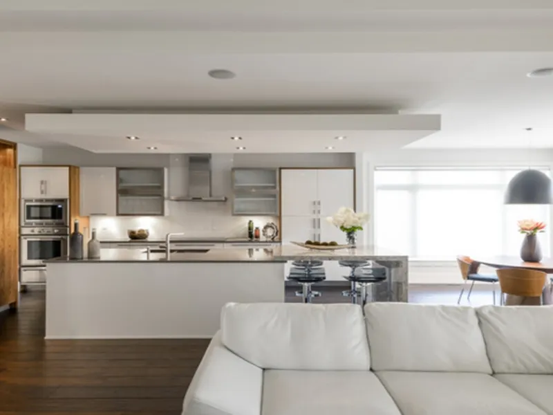 Esempio di soffitto ribassato che evidenzia lo spazio della cucina