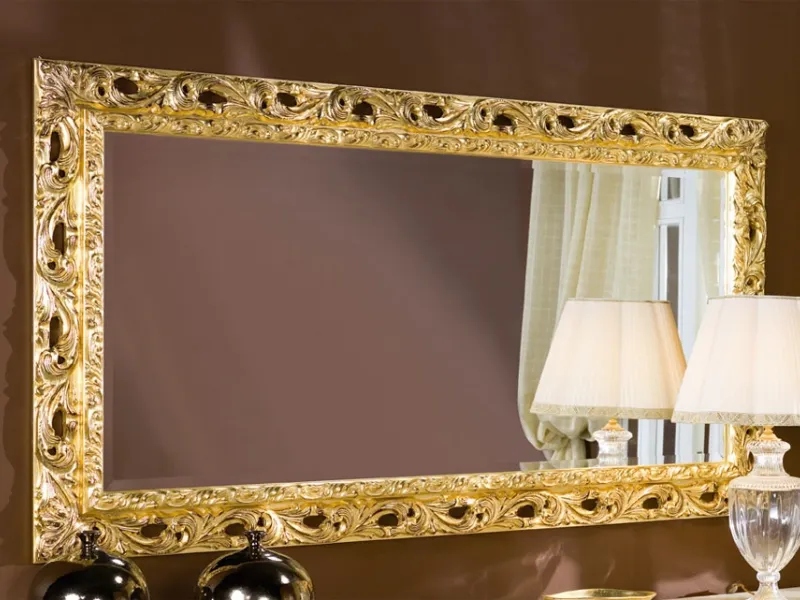 specchio con cornice dorata