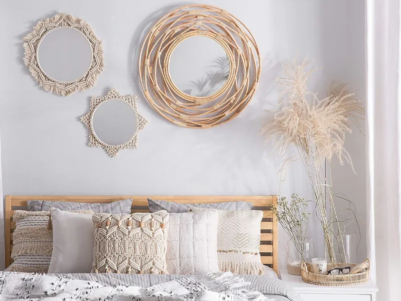 Legno, fibre naturali o tessuto macramé, ecco la tendenza del momento per gli specchi rotondi
