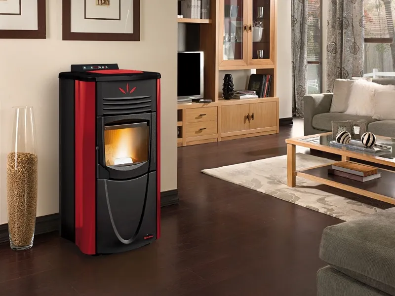 Stufa a pellet Nordica modello Gaziosa Steel Plus con rivestimento in acciaio verniciato e top in maiolica, focolare in ghisa estraibile e cassetto cenere