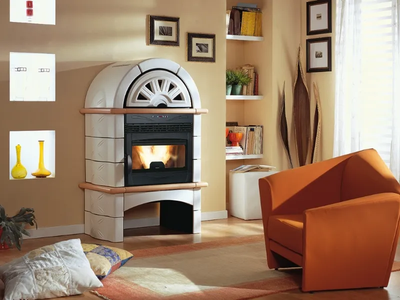Stufa a pellet Nordica modello Falò 1XLP con rivestimento in maiolica, vetro ceramico resistente a 750° e cassetto cenere