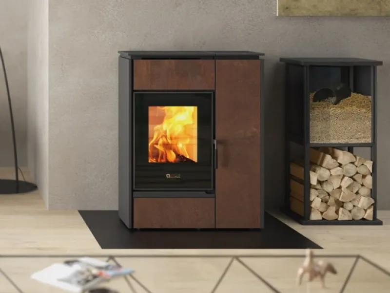 Margaret, stufa combinata pellet / legna La Nordica Extraflame. Disponibile il sistema di canalizzazione