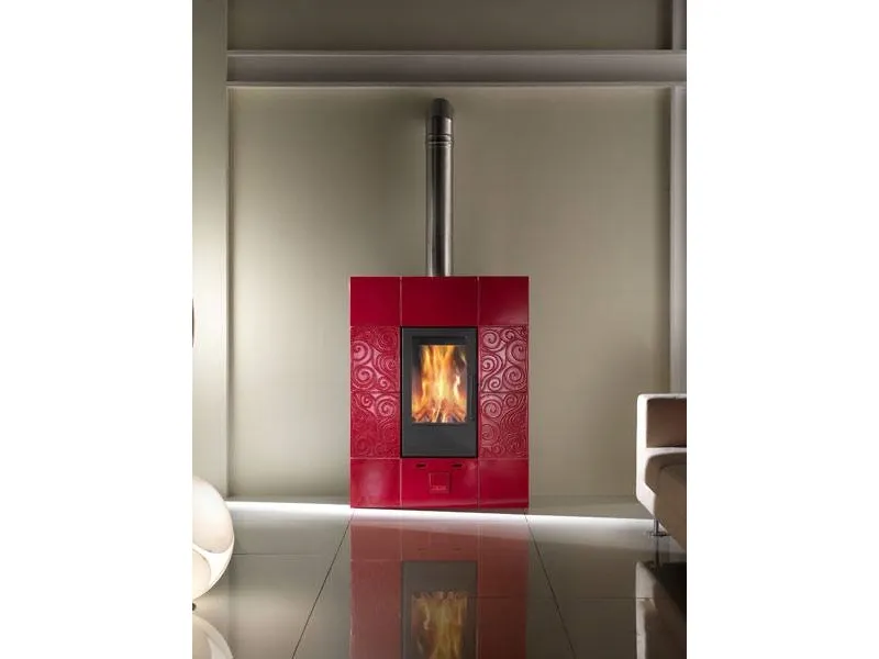 Stufa rossa con design particolare