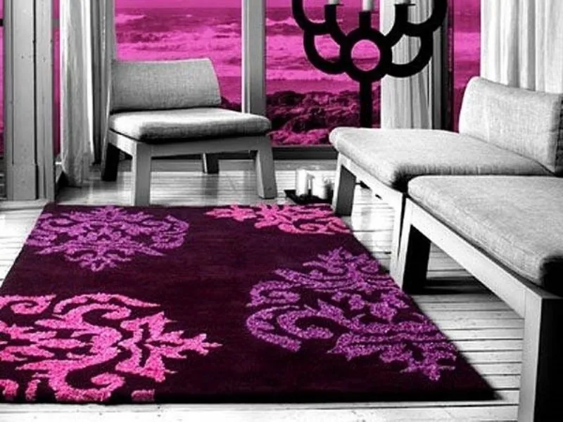 tappeto con grafiche fucsia su fondo marrone, poltrone e tende in bianco e nero, paesaggio dalla finestra filtrato fucsia