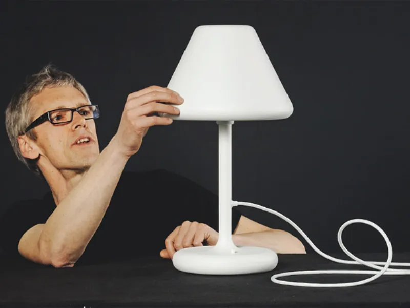 lampada con uomo