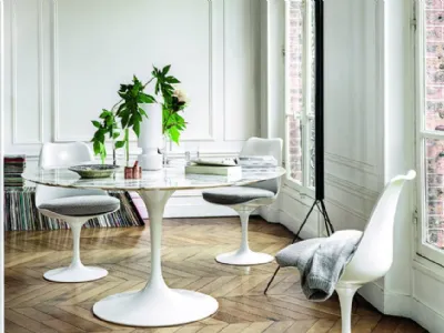 Tulip di Knoll, tavolo rotondo con piano in marmo e base in alluminio