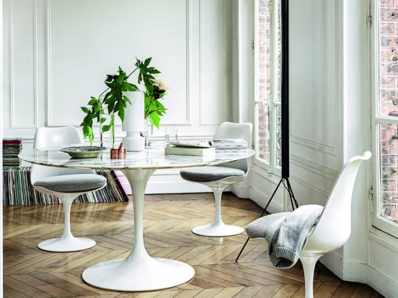 Tulip di Knoll, tavolo rotondo con piano in marmo e base in alluminio