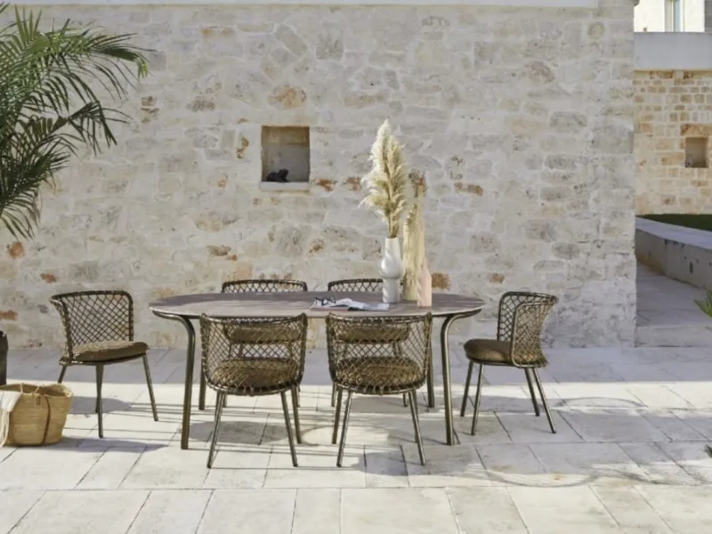 Roberti - Tavolo in acciaio verniciato Charme e sedie in acciaio, intrecciate con Flat Trendyrope, della stessa linea