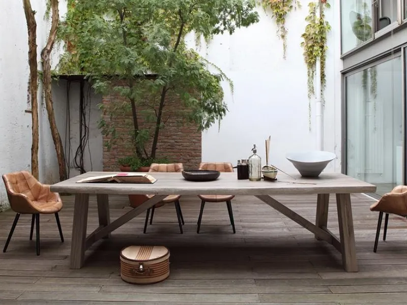 Free Table © Devina Nais