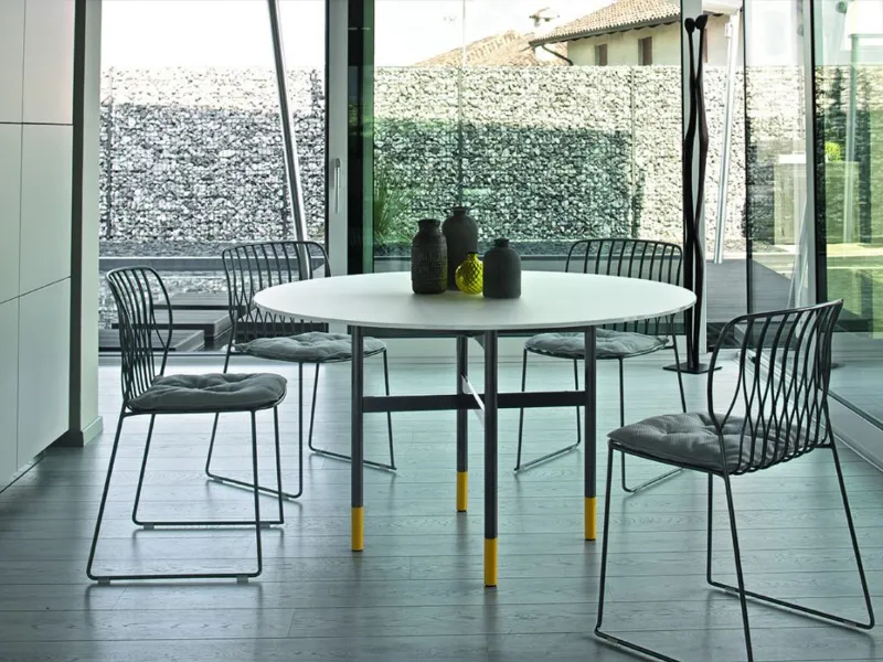 Glamour rotondo di Bontempi è il tavolo fisso con struttura in acciaio laccato e piedini decorativi e piano in legno impiallacciato. Disponibile nei diametri: 130/150/180 cm