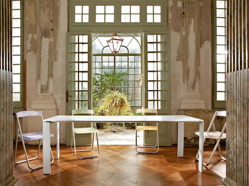 Di Kartell è il modello Four: il tavolo in acciaio verniciato bianco e laminato antigraffio, disponibile anche in versione Outdoor, design Ferruccio Laviani