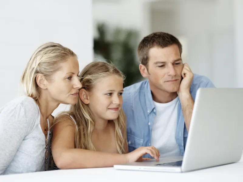 famiglia davanti al pc