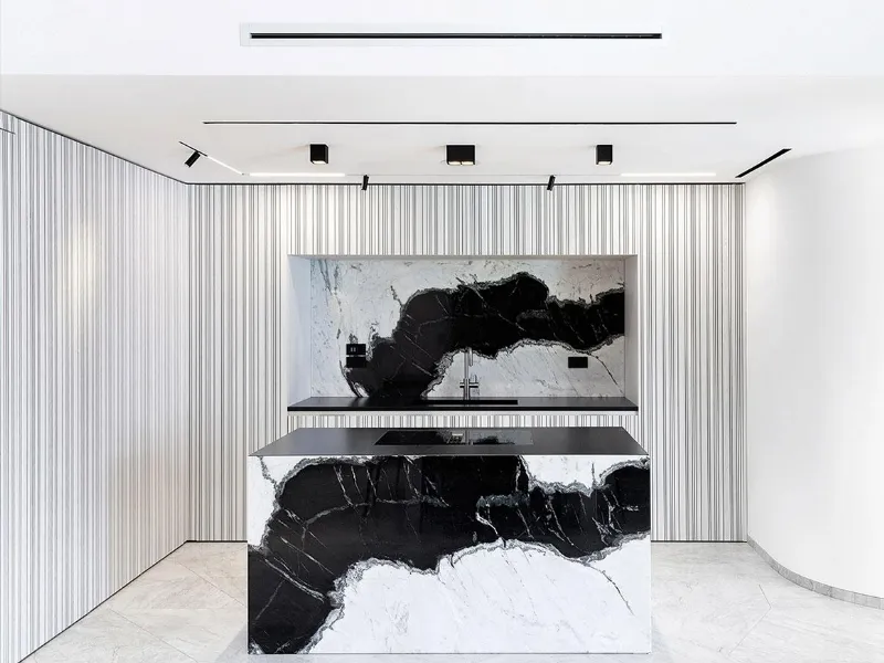 Preziosa e scultorea la cucina Rua in mamo Dalmata di TM Italia Cucine