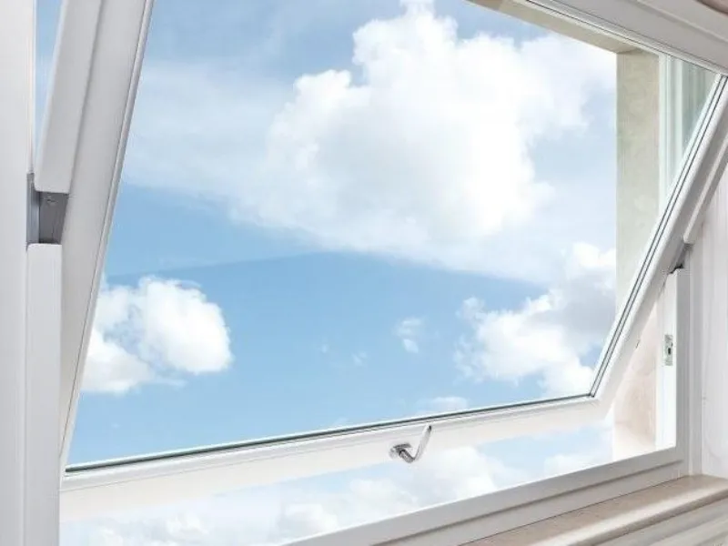 Finestra in pvc con apertura a bilico firmata Piva Group