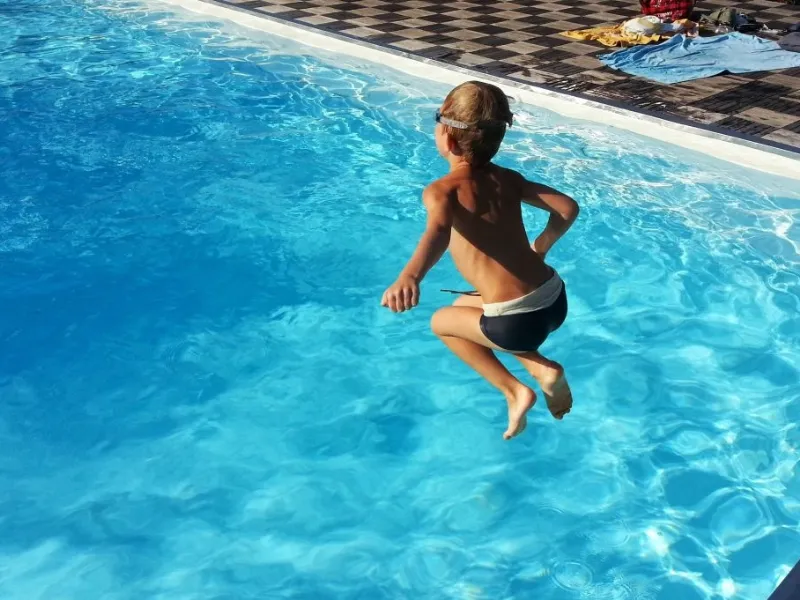 L'elettrolisi del sale è sempre più diffusa per la disinfezione delle piscine