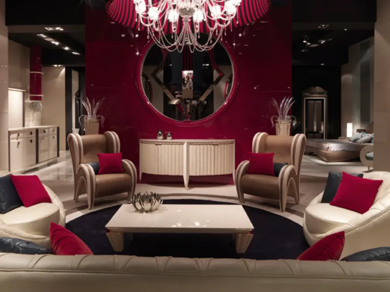 zona living con arredi rosso, panna e nero, tavolino centrale, specchio a parete e lampadario
