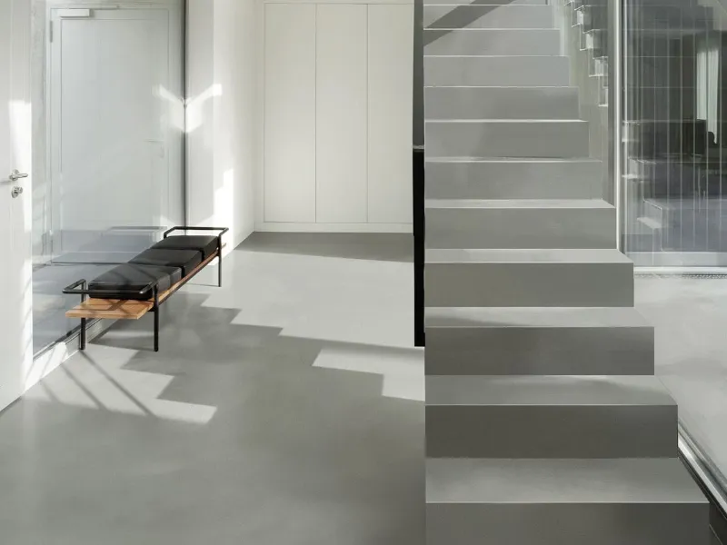 Litokol: pavimento in resina con texture spatolata effetto cemento