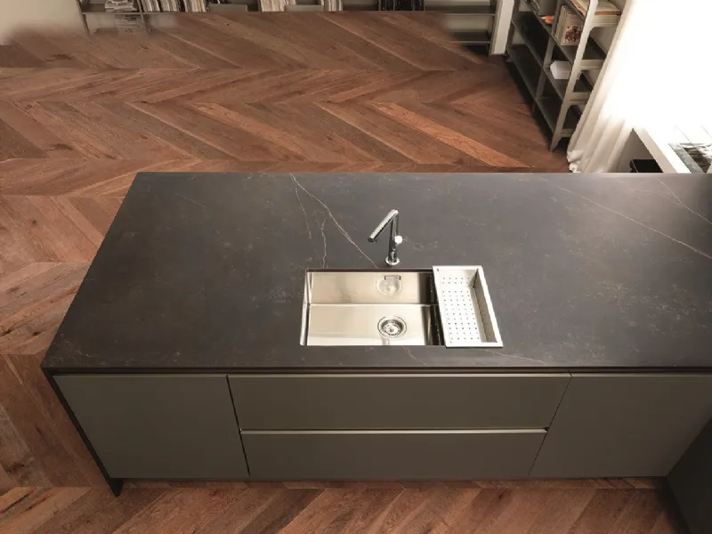 La cucina Kaleidos di Febal Casa si può avere con top in Dekton