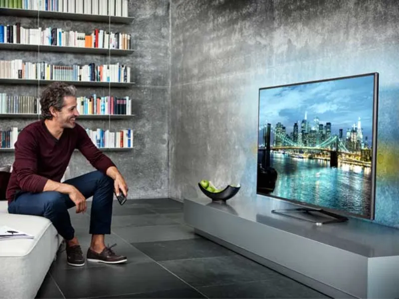 ragazzo che guarda la tv