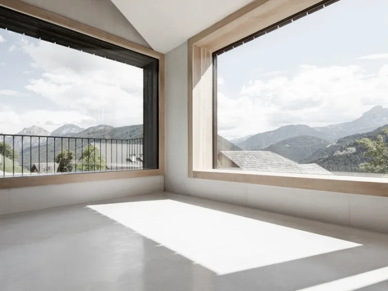 ampie finestre per la casa alpina di Pedevilla