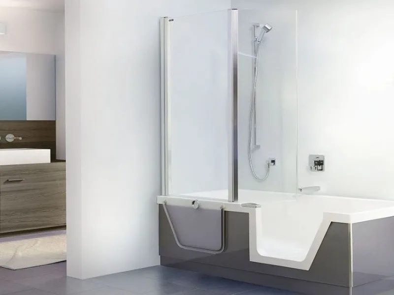 Step-in Pure di Duscholux è un unico sistema vasca doccia con inserto porta amovibile