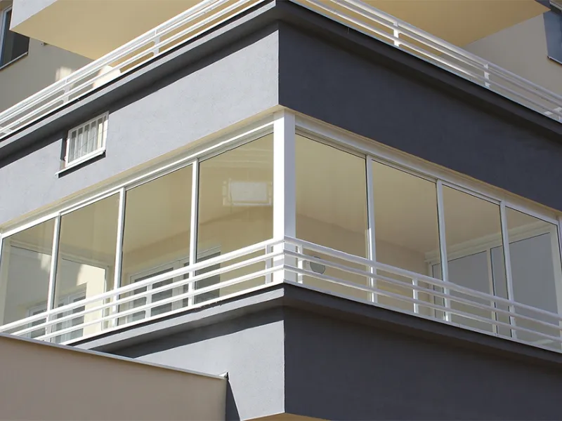 Veranda ottenuta tramite chiusura di un balcone condominiale