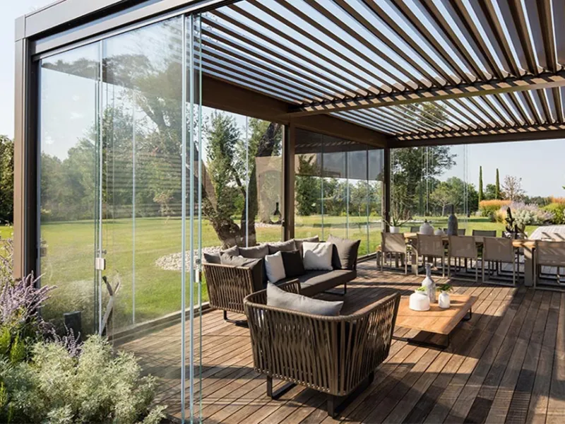 Progetto di una veranda con design in legno e vetro immersa nella natura