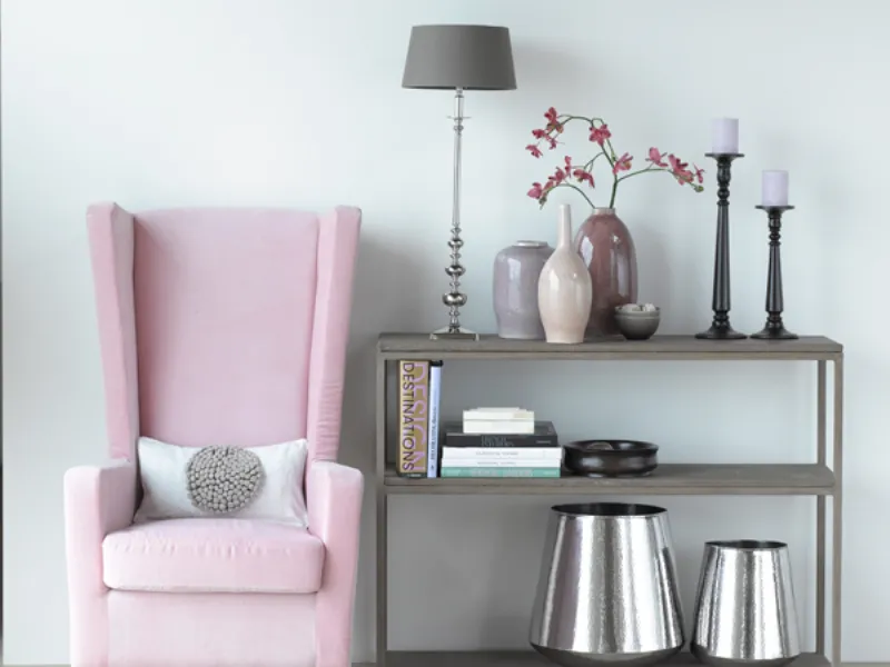 Poltrona rosa e credenza grigia