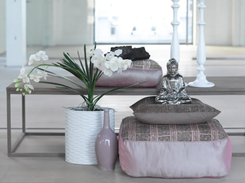 Cuscini rosa e arredamento romantico